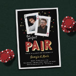 Invitation En Aluminium Perfect Pair Casino Theme Engagement Party<br><div class="desc">Parfait pour les amateurs de poker ou les parties de fiançailles de casino, nos invitations de fiançailles à thème de casino comprennent une paire de cartes de jeu avec les photos et initiales du couple, et "la paire parfaite" sous le style rétro Vegas lettering avec des accents de papier doré...</div>