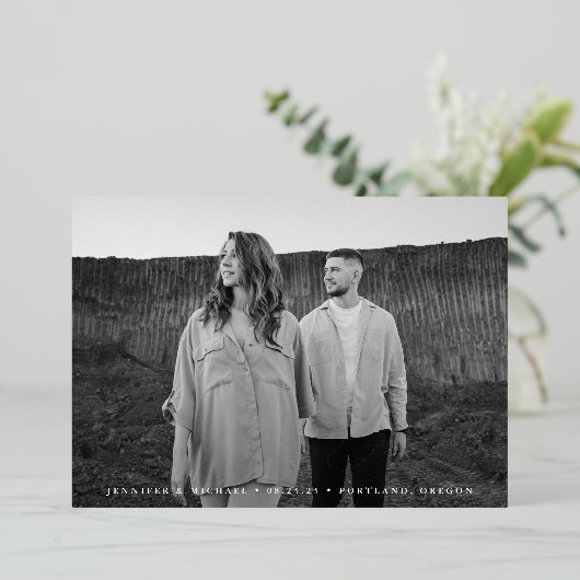 Invitation En Aluminium Photo de script décontracté Enregistrer la date (Debout devant)