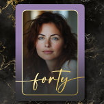 Invitation En Aluminium Photo minimaliste violet moderne quarantième anniv<br><div class="desc">Célébrez dans un style calme et élégant avec cette invitation simple et moderne à la fête du quarantième anniversaire, conçue avec un style qui vous concerne. Avec votre photo préférée en forme de rectangle arrondi sous une couche de sol doucement sombre et bordée d'un vrai papier peint. Un véritable script...</div>