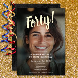 Invitation En Aluminium Photo moderne & Gold Foil 40e anniversaire<br><div class="desc">Célébrez dans le style avec notre invitation moderne et élégante. Votre photo préférée est accentuée d'une véritable feuille d'or éblouissante "Quarante !" en haut,  avec une superposition noire transparente entourant vos détails chic de fête. Simple,  sophistiqué et parfait pour l'anniversaire du jalon. Créé par Simply Farmhouse Press.</div>