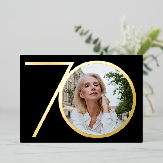 Invitation En Aluminium Photo personnalisée moderne Chic Black Gold 70e an (Debout devant)