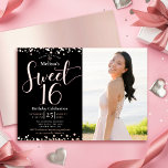 Invitation En Aluminium Photo Sweet 16 Anniversaire Moderne Véritable Rose<br><div class="desc">"Bonne Douce 16". Envoyez cette magnifique, pétillante, girly, festive, moderne, personnalisée photo véritable feuille d'or invitation pour un événement à se souvenir. La typographie en or rose et les confettis superposent un arrière - plan noir sur la moitié gauche de la carte. Une photo d'anniversaire est sur la droite. Et...</div>