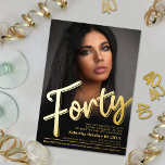 Invitation En Aluminium Quarante-40e anniversaire script photo personnalis<br><div class="desc">Quarante caractères gras de feuille d'or ou votre propre couleur de feuille. Personnalisez ce script de fête de 40e anniversaire avec vos propres détails de fête d'anniversaire, et des photos de votre fille d'anniversaire. D'autres années et les articles correspondants sont disponibles. © Design original par Sarah Trett pour www.mylittleeden.com sur...</div>