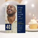 Invitation En Aluminium Quarty Photo Blue & Gold 40th Birthday Party Real<br><div class="desc">Célébrez dans le style avec ces invitations modernes de fête du 40ème anniversaire en papier réel avec un arrière - plan bleu chic, une photo du garçon/fille d'anniversaire, le dicton drôle "il a fallu quarante ans pour avoir l'air aussi bon !", et un modèle de texte simple et facile à...</div>