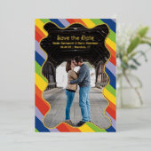 Invitation En Aluminium Rainbow Squiggle Mariage moderne Enregistrer la da (Debout devant)