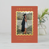 Invitation En Aluminium Rétro Waves Terracotta & Gold Graduation (Debout devant)