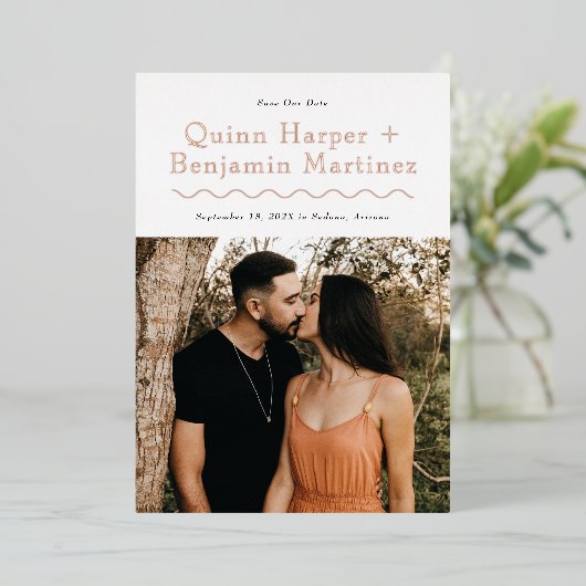 Invitation En Aluminium Rose d'onde branché Gold Foil Photo Enregistrer la (Debout devant)