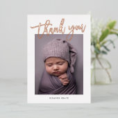 Invitation En Aluminium Rose moderne Gold Script photo Baby Merci (Debout devant)