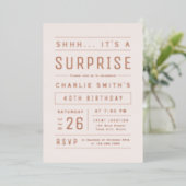 Invitation En Aluminium Rose Rose Or Typographie moderne Surprise Annivers (Debout devant)