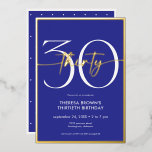 Invitation En Aluminium Royal Blue moderne 30 Script Anniversaire<br><div class="desc">Moderne et chic, cette invitation à l'anniversaire allie le bleu royal classique et le blanc avec des accents de véritable feuille d'or. Le design minimal est un design simple et amusant pour célébrer l'anniversaire de l'événement. Cette version de la carte a un petit pois fantaisiste en arrière. Créé par Simply...</div>
