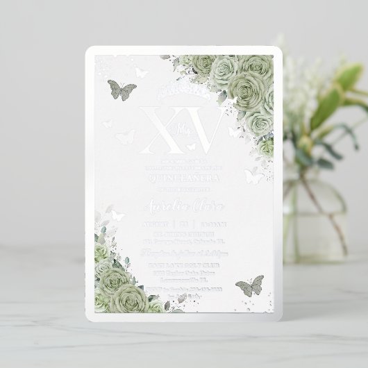 Invitation En Aluminium Sage Green Floral Quinceañera Papillons Argent (Debout devant)