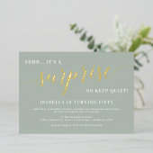 Invitation En Aluminium Sage moderne & Gold Script Surprise fête d'anniver (Debout devant)