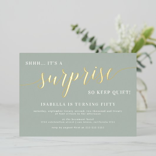 Invitation En Aluminium Sage moderne & Gold Script Surprise fête d'anniver (Debout devant)