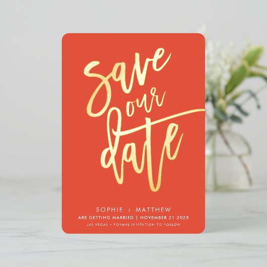 Invitation En Aluminium SAUVER LA DATE calligraphie moderne script orange (Debout devant)