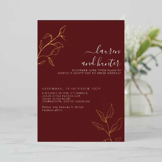 Invitation En Aluminium Script bourguignon moderne Mariage botanique Or (Debout devant)