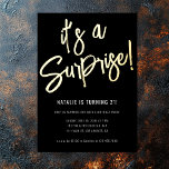 Invitation En Aluminium Script de pinceau minimaliste Black Gold 21e anniv<br><div class="desc">Célébrez en style avec notre minimaliste moderne Black Gold Surprise Anniversaire Invitation. Doté d'une police de script de brosse chic pour "It's a Surprise" en feuille d'or réelle et texte entièrement personnalisable, ce design élégant est parfait pour les fêtes d'anniversaire pour adultes. Personnalisez facilement les détails à l'aide de notre...</div>