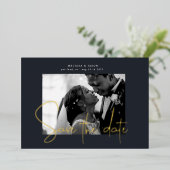 Invitation En Aluminium Script Gold Élégant Enregistrer Le Mariage Date (Debout devant)