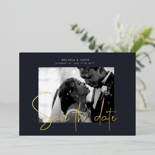Invitation En Aluminium Script Gold Élégant Enregistrer Le Mariage Date (Debout devant)