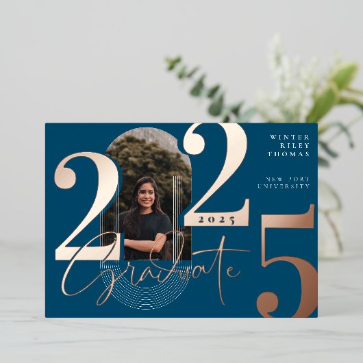 Invitation En Aluminium Script Moderne Graduate 2025 Arch Concentric Photo (Debout devant)