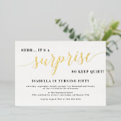 Invitation En Aluminium Script moderne or élégant Surprise Anniversaire (Debout devant)