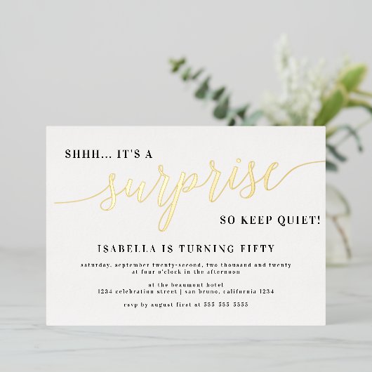 Invitation En Aluminium Script moderne or élégant Surprise Anniversaire (Debout devant)