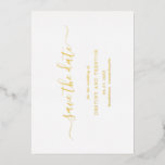 Invitation En Aluminium Script Moderne Simple Mariage Élégant Enregistrer<br><div class="desc">Simple mariage non photo Enregistrer la carte Date avec un design épuré et minimaliste avec une touche élégante avec "enregistrer la date" en script avec des swashes. Tout le texte sur le devant est en papier or. Un moderne Save the Date sans images qui se coordonne magnifiquement avec n'importe quel...</div>