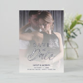 Invitation En Aluminium Script photo personnalisé Mariage de transparence  (Debout devant)