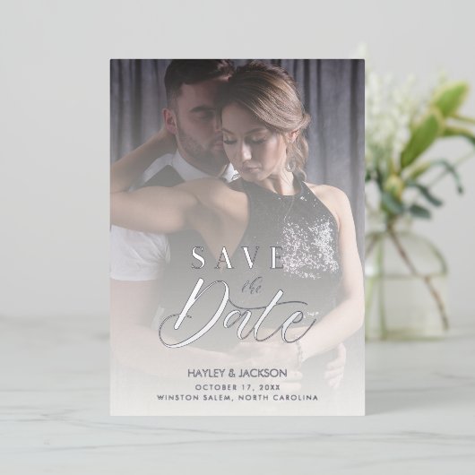 Invitation En Aluminium Script photo personnalisé Mariage de transparence  (Debout devant)