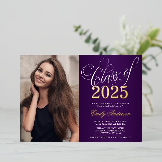 Invitation En Aluminium Script Purple 2025 Photo Graduation Party Gold (Debout devant)