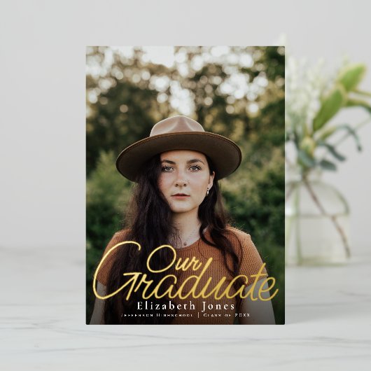 Invitation En Aluminium Simple Élégant Script Graduation Photo Foil (Debout devant)