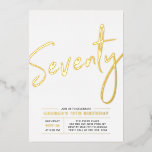 Invitation En Aluminium Soixante-Dix | Gold moderne 70th Birthday Party Fo<br><div class="desc">Célébrez votre journée spéciale avec cette élégante invitation de foil fête de 70e anniversaire. Ce design présente un texte chic en feuille d'or "Soixante-dix" avec une disposition propre. Vous pouvez choisir la véritable couleur de tampon (or, argent, or Rose). D'autres conceptions et fournitures de fête sont disponibles à ma boutique...</div>