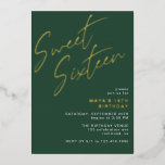Invitation En Aluminium Sweet sixteen Emerald Green et Gold 16e anniversai<br><div class="desc">Invitations modernes et cool de 16ème anniversaire avec titre "Sweet sixteen" texte en feuille d'or sur un arrière - plan vert foncé contrastant. L'envers comporte un motif du mot "seize" dans le script de coordination. Le motif latéral inverse, ainsi que la couleur arrière - plan, peuvent être modifiés à l'aide...</div>