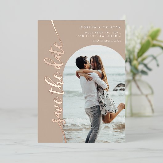 Invitation En Aluminium Taupe photo arc vertical Enregistrer la date (Debout devant)