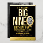 Invitation En Aluminium The Big Nine 0 90th Birthday photo graphique<br><div class="desc">Big Nine O, audacieux simple graphique noir et or feuille ou votre propre modèle photo couleur feuille 90e anniversaire invitation. Personnalisez cette invitation d'anniversaire avec les détails de votre fête d'anniversaire, et deux photos différentes de votre fille ou garçon d'anniversaire une sur le devant et une sur le dos. D'autres...</div>