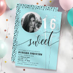 Invitation En Aluminium Turquoise Sparkler Sweet 16 Anniversaire Photo<br><div class="desc">Invitation tes amis et ta famille à une fête éblouissante Sweet 16 avec cette invitation chatoyante en papier d'aluminium. Doté d'un motif ludique de points turquoise et noir et de mousseux étincelants, ce design comprend également un espace spécial pour une photo de la fille d'anniversaire. La façon idéale de donner...</div>