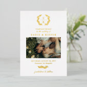 Invitation En Aluminium Typographie Or Laurel Wreath Monogramme Photo (Debout devant)