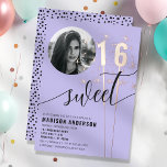 Invitation En Aluminium Violet Violet Purple Sparkler Sweet 16 Anniversair<br><div class="desc">Faites un Sweet 16 extra spécial avec cette élégante invitation violet violet, avec des accents pétillants et une option photo personnalisable. Idéal pour fêter un anniversaire marquant, cette invitation comprend des détails de papier peint qui ajoutent une touche luxueuse. Personnalisez-le avec le nom de la fille d'anniversaire, les détails de...</div>