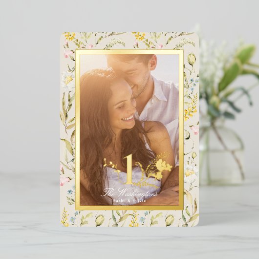 Invitation En Aluminium Wilflower modifiable 1er anniversaire Sage et or (Debout devant)