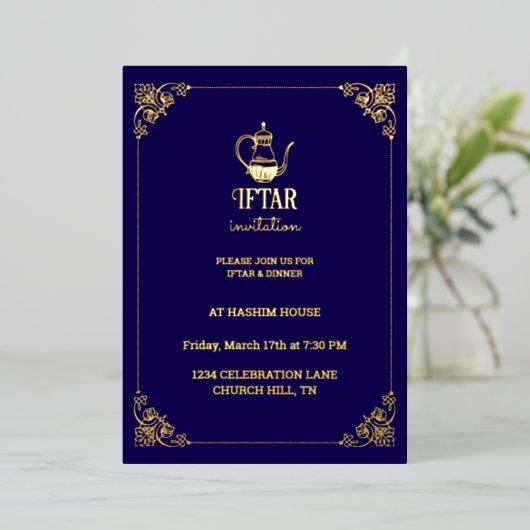 Invitation en feuille d'or pour une soirée Iftar d (Debout devant)