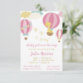 Invitation En haut, en haut et en loin ! Une petite fille est (Debout devant)