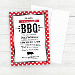 Invitation En vichy rouge Plaid Cochon Roast BBQ fête d'anniv<br><div class="desc">L'invitation à l'anniversaire à thème pour barbecue/barbecue décontracté est décorée d'un motif de porc,  d'un élégant texte noir au charbon de bois dans les polices occidentales et modernes,  d'un accent étoilé et d'une bordure recouverte d'une nappe en vichy rouge.</div>