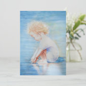 Invitation Enfant en bas sur la scène de plage au bord de l'e (Debout devant)