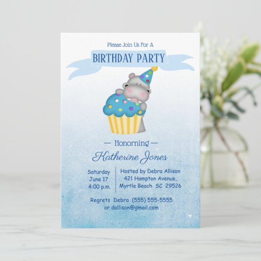 Invitation Enfants Cute Hippo avec un Cupcake bleu anniversai (Debout devant)