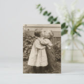 Invitation Enfants vintages s'embrasser dans un jardin Enregi (Debout devant)