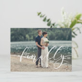 Invitation Enfin obtenant à économies mariées de | la date (Debout devant)