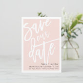 Invitation ENREGISTRER LA brosse DATE lettré script blush ros (Debout devant)