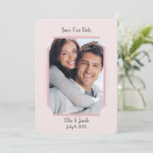 Invitation Enregistrer le cadre photo Date sur les coeurs (Debout devant)