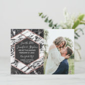 Invitation Épingle Moderne Rose en Marbre avec Bordure Dorée  (Debout devant)