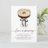 Invitation Espresso Martini Love Is Brewing Bridal Shower (Debout devant)