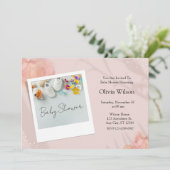 Invitation Essentiels pour bébé doux sur pastel doux (Debout devant)